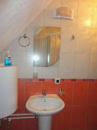 Гостевой дом Guest House Dzakovic Stana Жабляк Двухместный номер с 2 отдельными кроватями и собственной ванной комнатой за пределами номера-6