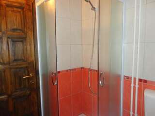 Гостевой дом Guest House Dzakovic Stana Жабляк Двухместный номер с 2 отдельными кроватями и собственной ванной комнатой за пределами номера-8