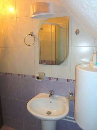 Гостевой дом Guest House Dzakovic Stana Жабляк Двухместный номер с 2 отдельными кроватями и собственной ванной комнатой за пределами номера-2