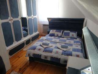 Гостевой дом Guest House Dzakovic Stana Жабляк Номер с кроватью размера «queen-size» и общей ванной комнатой-11